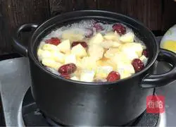 Illustration of how to cook white fungus with apples 8