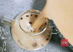 Illustration of how to make pearl milk tea 19
