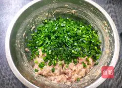 Illustration of how to make pot stickers with chives and pork stuffing 2