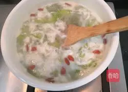 Illustration of how to make protein loofah and wolfberry soup 13