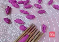 Illustration of making dragon fruit noodles 5