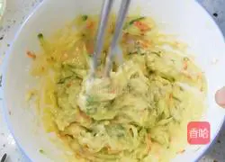 Illustration of how to make cucumber shredded egg pancake 5