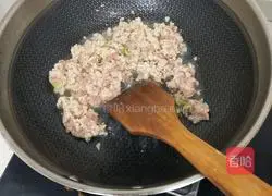 Illustration of braised noodles with eggplant mince and meat 4
