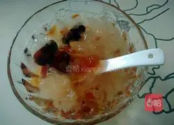 Illustration of how to make peach gum and white fungus soup 8