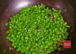 Illustration of how to make braised noodles with potatoes and cowpeas 4