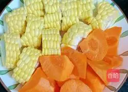 Illustration of how to make carrot, corn and pork ribs soup 2