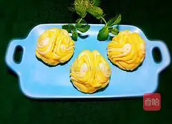 Illustration of how to make two-color flower rolls 25