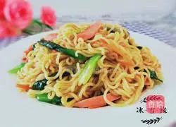 Stir-fried ham and vegetables Illustration of how to make instant noodles 1
