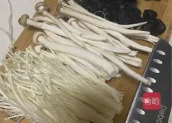 Illustration of how to make shredded chicken and mushroom soup 1