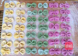 Illustration of how to make colorful butterfly noodles 9