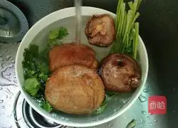 Illustration of how to make coriander and duck wide noodles 2