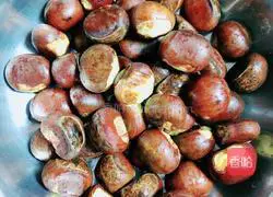 Chicken chestnut soup | Illustrations of how to nourish the skin and nourish the kidneys 11