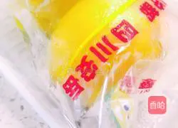 Illustration of how to make honey lemon drink 2