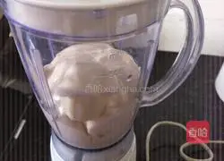 Illustration of how to make banana milkshake 4