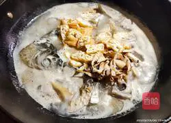 Hot and sour grass carp soup recipe 9