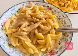 Illustration of how to make egg scissor noodles 7