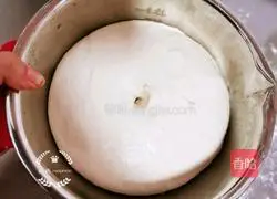 Illustration of how to make fried leek and egg vermicelli buns 5