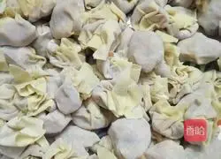 Illustration of how to make fresh meat wontons 3