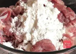 Illustration of how to stir-fry lean pork with tofu skin 2