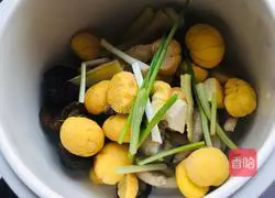 Illustration of how to make mushroom, chestnut and chicken feet soup 6