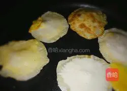 Illustration of how to make mini egg-filled pancakes 8