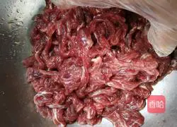 Illustration of how to beat beef soup by hand 5