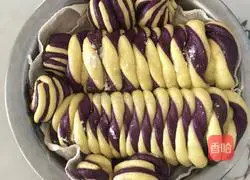 Illustration of how to make two-color caterpillar flower rolls 5