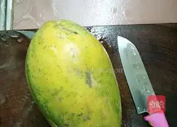 Illustration of how to make red dates, papaya and bird's nest stewed 1