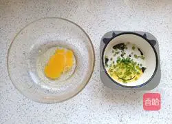 Illustration of how to make green onion egg pancakes 2