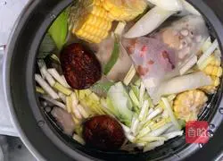 Illustration of home-style corn ribs soup 9