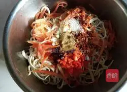 Illustration of how to make sesame paste mixed with tofu skin 6