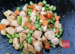 Illustration of how to make stir-fried diced chicken with edamame 9