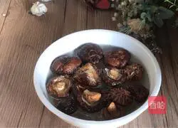 Illustration of how to make red dates, mushrooms and old chicken soup 1