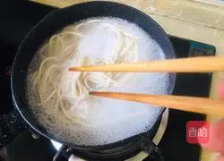 Illustration of how to make spicy egg noodles 1