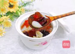 Illustration of how to make peach gum, red dates and lily soup 15