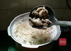 Illustration of how to make scallion and oyster meat noodle soup 7