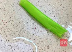 Illustration of how to make braised noodles with poached eggs and chive oil 5