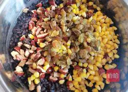 Illustration of how to make rhubarb rice and sticky bean buns 5