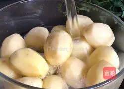 Illustration of how to cook pork belly with small potatoes 1