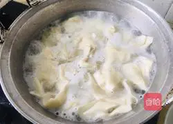 Illustration of how to make chicken soup wontons 4