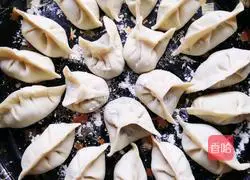 Illustration of how to make leek, shrimp and fresh meat dumplings 11