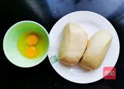 Illustration of how to make simple and healthy breakfast egg and steamed bun slices 1