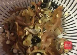 Illustration of how to make Sichuan scallop, sea bottom coconut, rock sugar and snow pear stewed lean pork soup 2