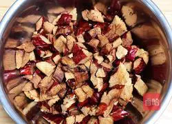 Illustration of how to make red date and lotus root soup 5