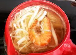 Illustration of how to make mushroom and shrimp soup 18