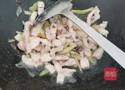 Illustration of how to make fried meat with celery and fungus 6