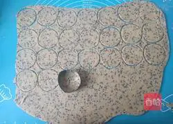 Snack# Illustration of how to make sesame wheat flowers 13