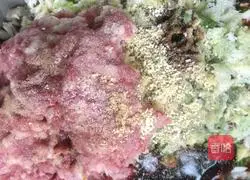 Illustration of how to make pork and three fresh dumplings 7