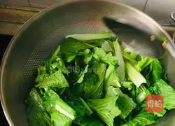 Illustration of how to stir-fry cured duck with green pepper and garlic sprouts 5