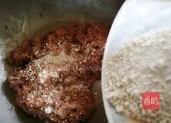 Illustration of how to beat beef soup by hand 8